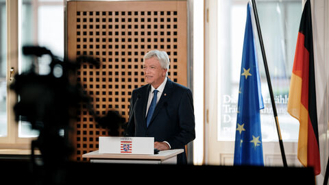 Ministerpräsident Bouffier bei einer Pressekonferenz