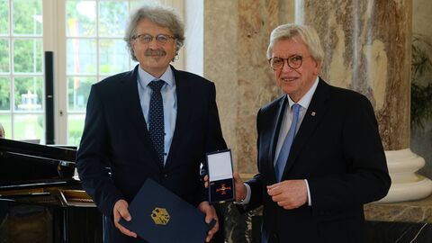 Dr. Gerhard Winfried Hermann Noeske aus Wettenberg bekam von Ministerpräsident Volker Bouffier das Verdienstkreuz 1. Klasse des Verdienstordens der Bundesrepublik Deutschland ausgehändigt.