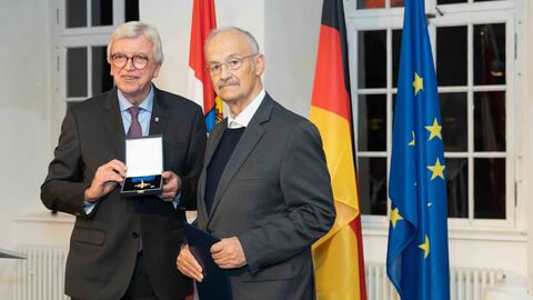 Auszeichnungen zu "75 Jahre Hessen"