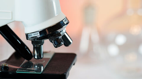 Nahaufnahme eines Mikroskops