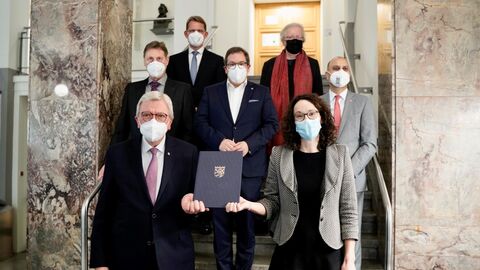 Ministerpräsident Bouffier und Wissenschaftsministerin Angela Dorn mit den Vertragspartnern des UKGM