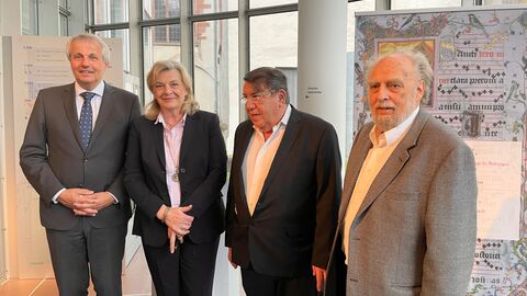 Landesbeauftragte Ziegler-Raschdorf mit Beteiligten bei der Eröffnung der Ausstellung.