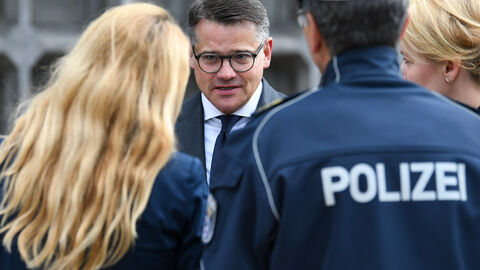 Ministerpräsident Boris Rhein und die Regierende Bürgermeisterin von Berlin Franziska Giffey haben am Donnerstagabend am Tatort Blumen für die Opfer der Todesfahrt in Berlin niedergelegt.