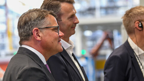 Ministerpräsident Boris Rhein beim Rundgang. Er schaut interessiert zum Sprecher.