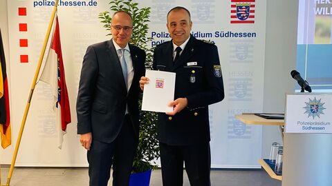 Innenminister Beuth und Björn Gutzeit nebeneinander mit der Urkunde in der Hand