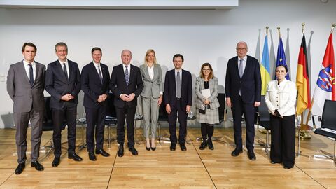 Gruppenbild der Diskussionsteilnehmerinnen und -teilnehmer, die das Thema Geldwäschebekämpfung in der Hessischen Landesvertretung in Brüssel erörterten