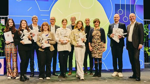 Zu sehen sind von links nach rechts: Maria Möller, Helena Kiefer, Henning Hild, Hélène Fontaine, Wirtschaftsminister Tarek Al-Wazir, Julia Dankmer, Paul Hollants, Kimia Amir-Moazami, Daniel Pulvermüller, Sozialstaatssekretärin Anne Janz, Benjamin Hein und Lutz Dietzold.