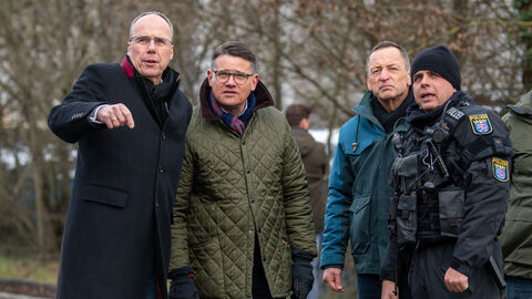 Ministerpräsident Boris Rhein und Innenminister Peter Beuth beim Besuch der Einsatzkräfte am Fechenheimer Wald