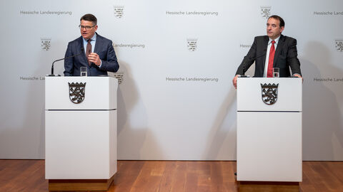 Ministerpräsident Boris Rhein und Kultusminister Alexander Lorz bei einer Pressekonferenz