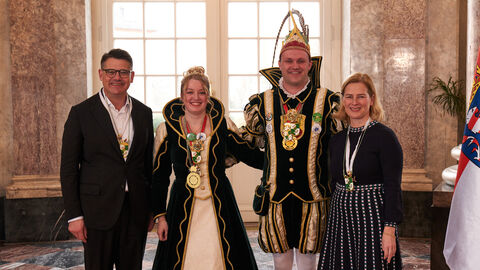 Ministerpräsident Boris Rhein und seine Frau Tanja Raab-Rhein empfangen im Schloss Biebrich in Wiesbaden hessische Fastnachtsvereine