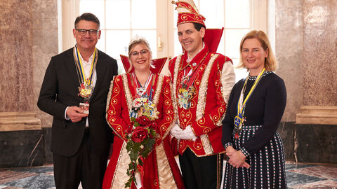 Ministerpräsident Boris Rhein und seine Frau Tanja Raab-Rhein empfangen im Schloss Biebrich in Wiesbaden hessische Fastnachtsvereine