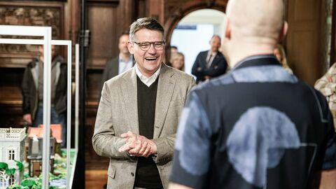 Eröffnung Playmobil-Ausstellung Paulskirche Ministerpräsident Boris Rhein und Künstler Oliver Schaffer