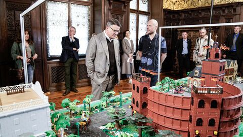 Eröffnung Playmobil-Ausstellung Paulskirche Ministerpräsident Boris Rhein und Künstler Oliver Schaffer