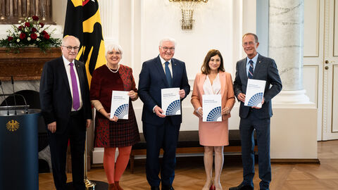 Chef der Staatskanzlei, Staatsminister Axel Wintemeyer, und der Expertenrat Paulskirche in Berlin