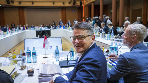 Zu Beginn der gemeinsamen Beratungen der Regierungschefinnen und Regierungschefs der Länder am Freitag im Festsaal des Gesellschaftshaus Palmengarten Zu Beginn der gemeinsamen Beratungen der Regierungschefinnen und Regierungschefs der Länder am Freitag im Festsaal des Gesellschaftshaus Palmengarten