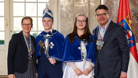 Ministerpräsident Boris Rhein und seine Frau Tanja Raab-Rhein empfangen im Schloss Biebrich in Wiesbaden Kinderprinz Finn I. und Kinderprinzessin Anabel I. von der Karnevalsabteilung der Freien Turnerschaft 06 e.V. Dörnigheim; Finn Gröner, Anabel Schäfer.