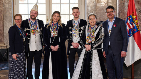 Ministerpräsident Boris Rhein und seine Frau Tanja Raab-Rhein empfangen im Schloss Biebrich in Wiesbaden Prinzessin Janina I. mit Hofmarschall Jens, Hofdame Anna-Lena und Standartenträger Benjamin vom CV Heiterkeit 1919 e.V aus Bad Homburg; Janina Braun, Jens Wagner, Anna-Lena Schmidt und Benjamin Conradi.