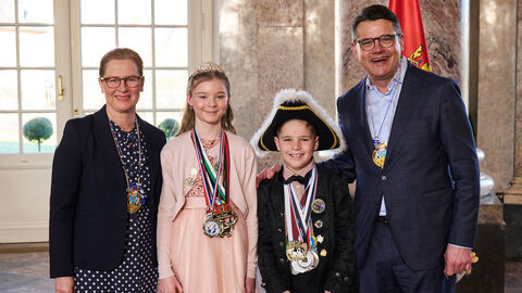 Ministerpräsident Boris Rhein und seine Frau Tanja Raab-Rhein empfangen im Schloss Biebrich in Wiesbaden Prinzessin Emma I. und Prinz Luca I. von den Karnevalsfreunden Beltershain; Emma Ulbrich, Luca Loth