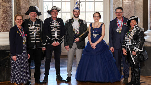 Ministerpräsident Boris Rhein und seine Frau Tanja Raab-Rhein empfangen im Schloss Biebrich in Wiesbaden Prinz Michael der II. und Prinzessin Sabrina die I. mit den Pagen Stefan und Jens sowie Pagin Louisa vom TSV Wohratal 1911 e.V.; Michael und Sabrina Hirschberg, Stefan Gilsebach, Jens Ratz, Louisa Brixel