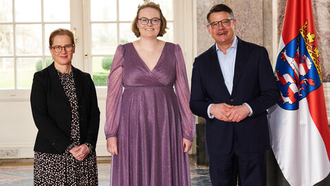 Ministerpräsident Boris Rhein empfängt gemeinsam mit seiner Frau Tanja Raab-Rhein die Gebietsweinkönigin der Hessischen Bergstraße Nina Kaltwasser.