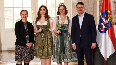 Ministerpräsident Boris Rhein empfängt gemeinsam mit seiner Frau Tanja Raab-Rhein die Wickerer Weinkönigin Magdalena und Weinprinzessin Milena im Wiesbadener Schloss Biebrich; Magdalena Anthes und Milena Zapp.