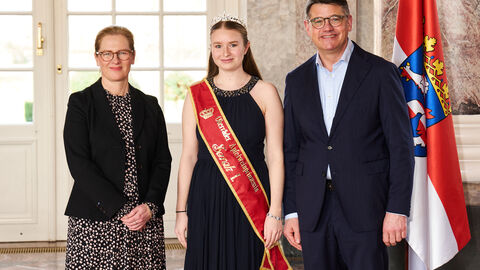 Ministerpräsident Boris Rhein empfängt gemeinsam mit seiner Frau Tanja Raab-Rhein die Oberräder Apfelweinprinzessin Sarah I. im Wiesbadener Schloss Biebrich; Sarah Schroth.