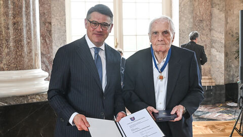 Ministerpräsident Boris Rhein überreichte Wilhelm Passet den Hessischen Verdienstorden.