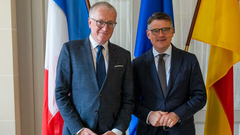 Ministerpräsident Boris Rhein (rechts) in Paris mit Stephan Steinlein, Deutscher Botschafter in Frankreich und Monaco