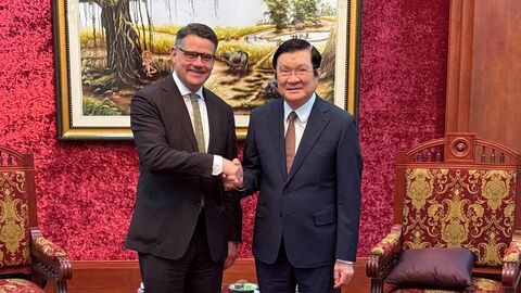 Ministerpräsident Boris Rhein (links) schüttelt bei ihrem Treffen dem ehemaligen vietnamesischen Staatspräsidenten Truong Tan Sang (rechts) die Hand.