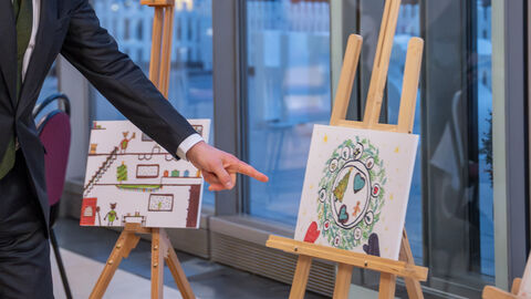 Gemaltes Kinderbild von einem Weihnachtskranz