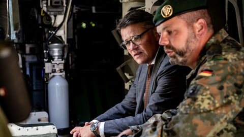 Ministerpräsident Boris Rhein in einer Gesprächssituation.