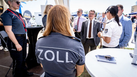 Ministerpräsident Boris Rhein besucht Mitarbeiter des Zolls