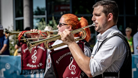 Für gute Stimmung sorgen zahlreiche Musikkapellen.