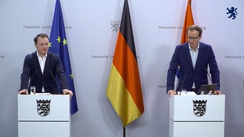 Staatskanzleichef Benedikt Kuhn und der dimap-Geschäftsführer Simon Schlinkert stehen jeweils vor einem Rednerpult.