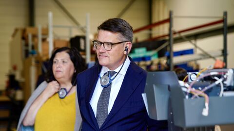 Ministerpräsident Boris Rhein bei der Besichtigung des Unternehmens NGX Robotics