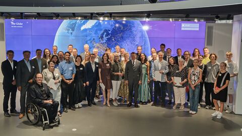 Gruppenbild: Ministerpräsident Rhein und die Vertreterinnen und Vertreter der geförderten Projekte bei der Bescheidübergabe