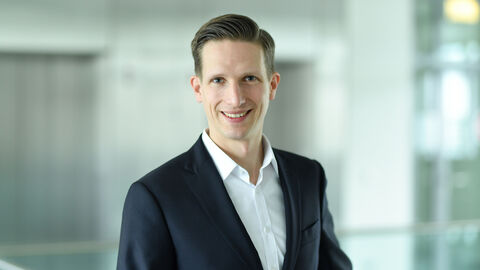 Portraitfoto von Dr. Till Kaesbach