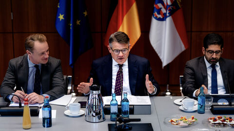 Von Seiten der Landesregierung waren neben Ministerpräsident Boris Rhein unter anderem Wirtschaftsminister Kaweh Mansoori und Finanzminister Alexander Lorz dabei.