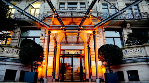 Das Hauptportal der Hessischen Staatskanzlei wird orange angeleuchtet.