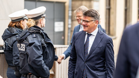 Ministerpräsident Boris Rhein im Gespräch mit Einsatzkräften.