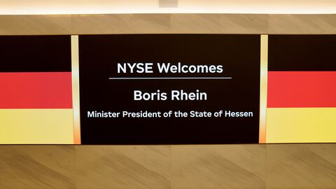 Ein Begrüßungsschild mit schwarzem Hintergrund und weißer Schrift für Ministerpräsident Boris Rhein
