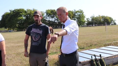 Staatsminister Axel Wintermeyer besucht das Kompetenzzentrum Hof Knolle