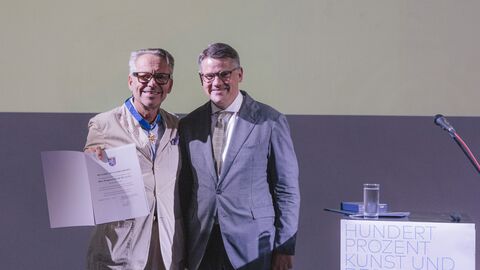 Ministerpräsident Boris Rhein hat dem langjährigen Präsidenten der Hochschule für Gestaltung Offenbach, Prof. Bernd Kracke, den Hessischen Verdienstorden verliehen.