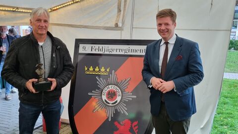 Staatssekretär Dr. Stefan Heck mit dem Gesamtsieger des militärpolizeilichen Wettkampfes, Herrn Jochen Schmidt