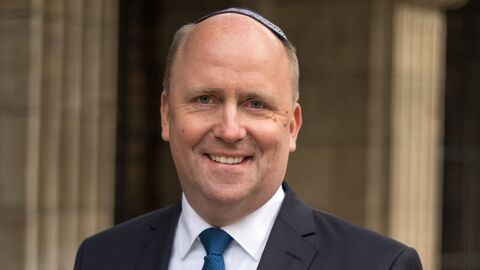 Portrait-Aufnahme des Antisemitismusbeauftragten Uwe Becker