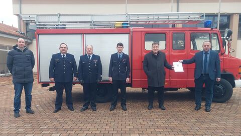 Europastaatssekretär Mark Weinmeister bei der Übergabe des Bescheides in Schrecksbach mit Bürgermeister Andreas Schultheiß (ganz rechts) und Vertretern der Feuerwehr.