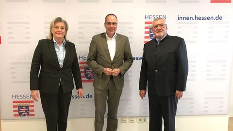 v. l. n. r. Landesbeauftragte Margarete Ziegler-Raschdorf, Innenminister Peter Beuth und BdV-Landesvorsitzender Siegbert Ortmann