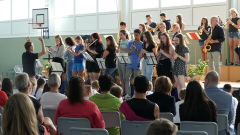 Schülerinnen und Schüler der Adolf-Reichwein-Schule in Friedberg musizieren auf der Einschulungsfeier