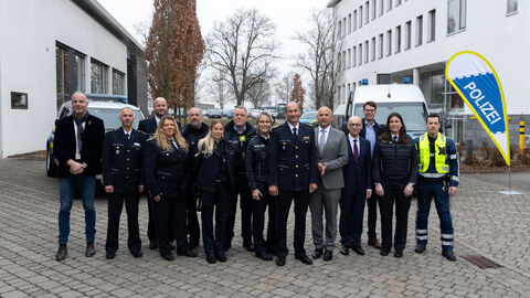 Innenminister Roman Poseck und Polizeipräsident Michael Tegethoff mit Mitarbeiterinnen und Mitarbeitern des Polizeipräsidiums Osthessen