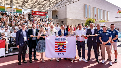 Traditionelle Fahnenübergabe auf dem Hessentag